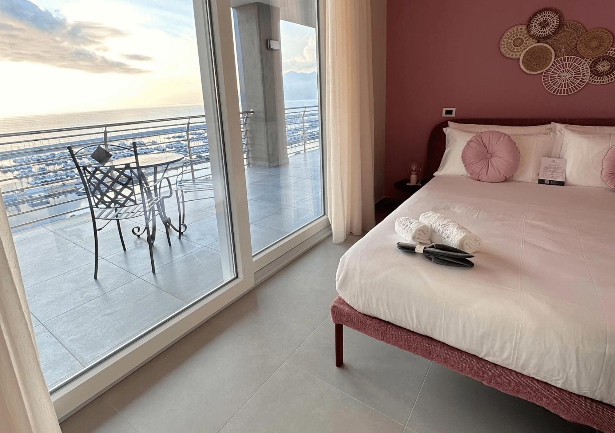 Camera Matrimoniale Deluxe con Balcone e Vista Mare